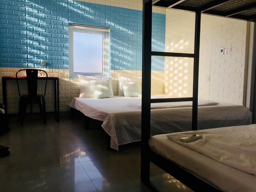 une chambre avec deux lits superposés et une fenêtre dans l'établissement Dolphin Home, à Dong Hoi