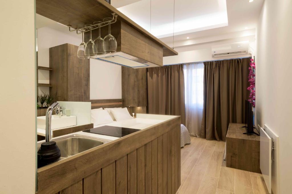 uma cozinha com um lavatório e uma bancada em Electra & Myrto Apartments em Atenas