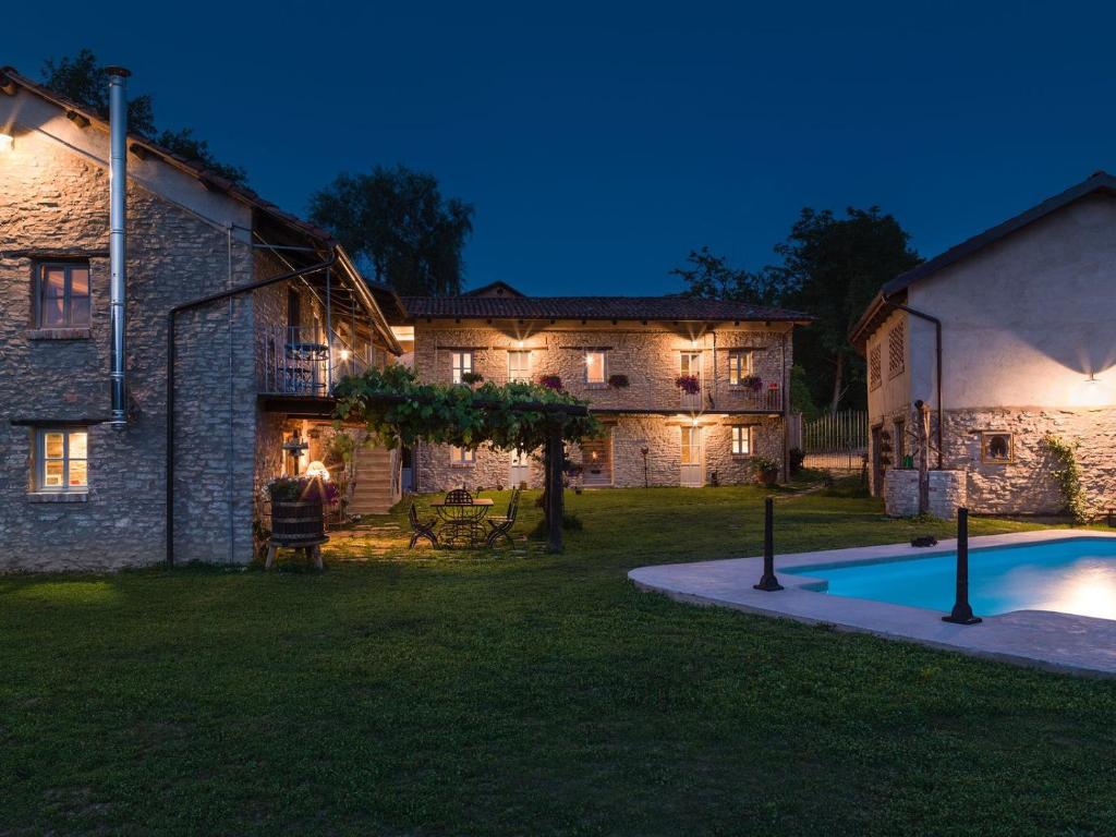 Bazén v ubytování Cascina Facelli - Luxury Country House nebo v jeho okolí