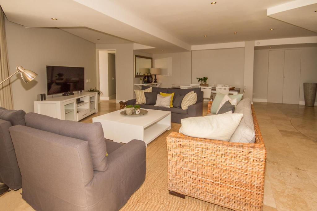 Apartment A Upper Deck - Image 11