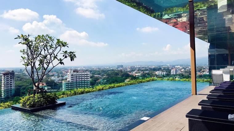 een groot zwembad bovenop een gebouw bij The Astra Luxury Condo in Town in Chiang Mai