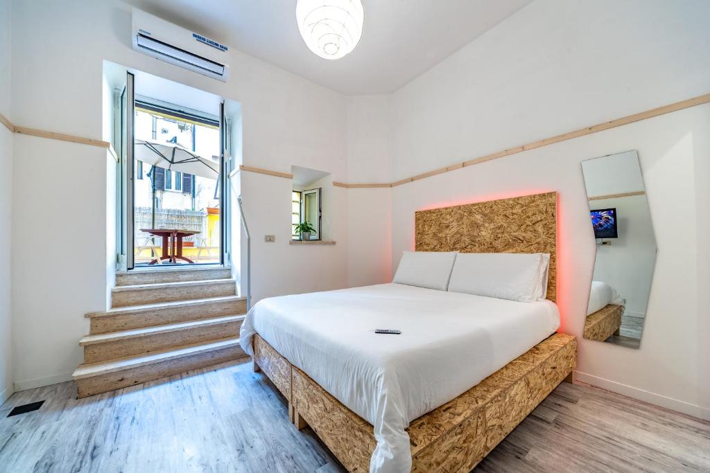 um quarto com uma cama e uma grande janela em SmooRoomS Ostiense em Roma