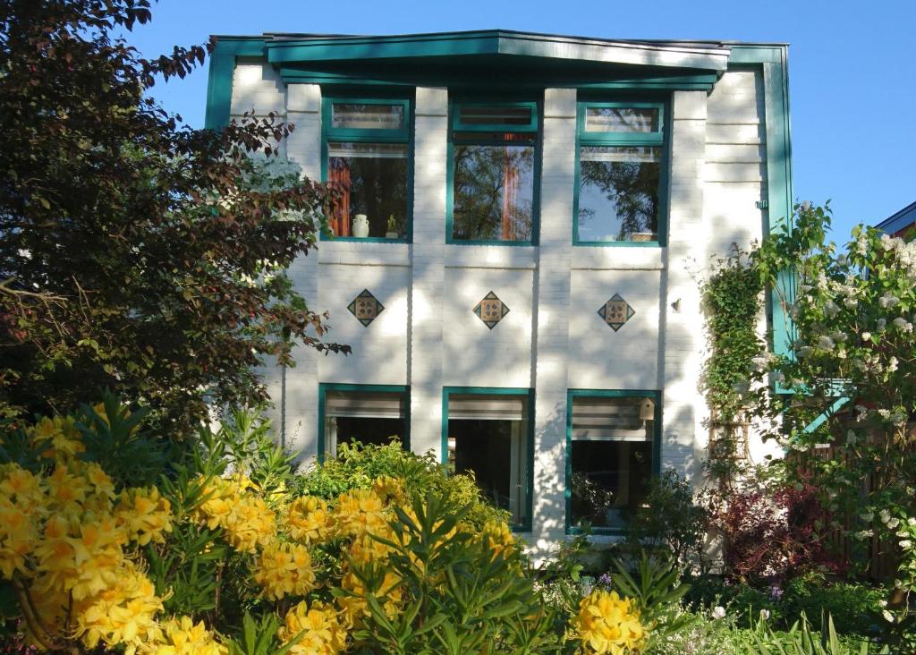 un edificio con flores delante en Overbosch, en Bilthoven