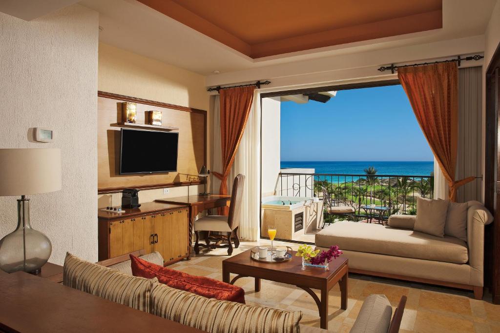 TV a/nebo společenská místnost v ubytování Secrets Puerto Los Cabos Golf & Spa18+