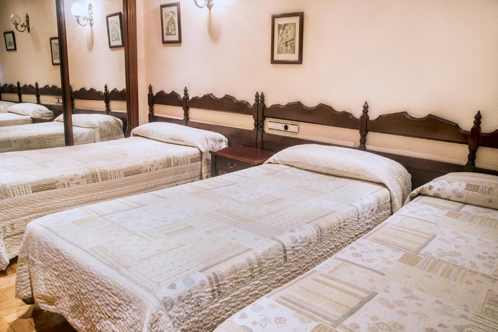 Postel nebo postele na pokoji v ubytování Hotel Castellano I