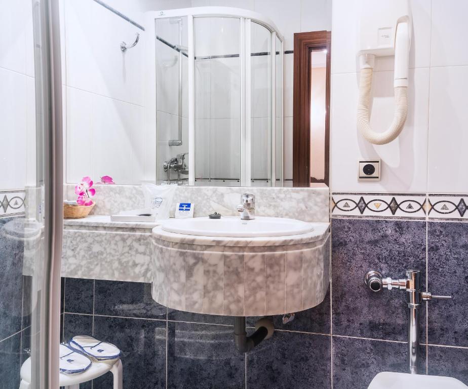 Koupelna v ubytování Hotel Castellano I
