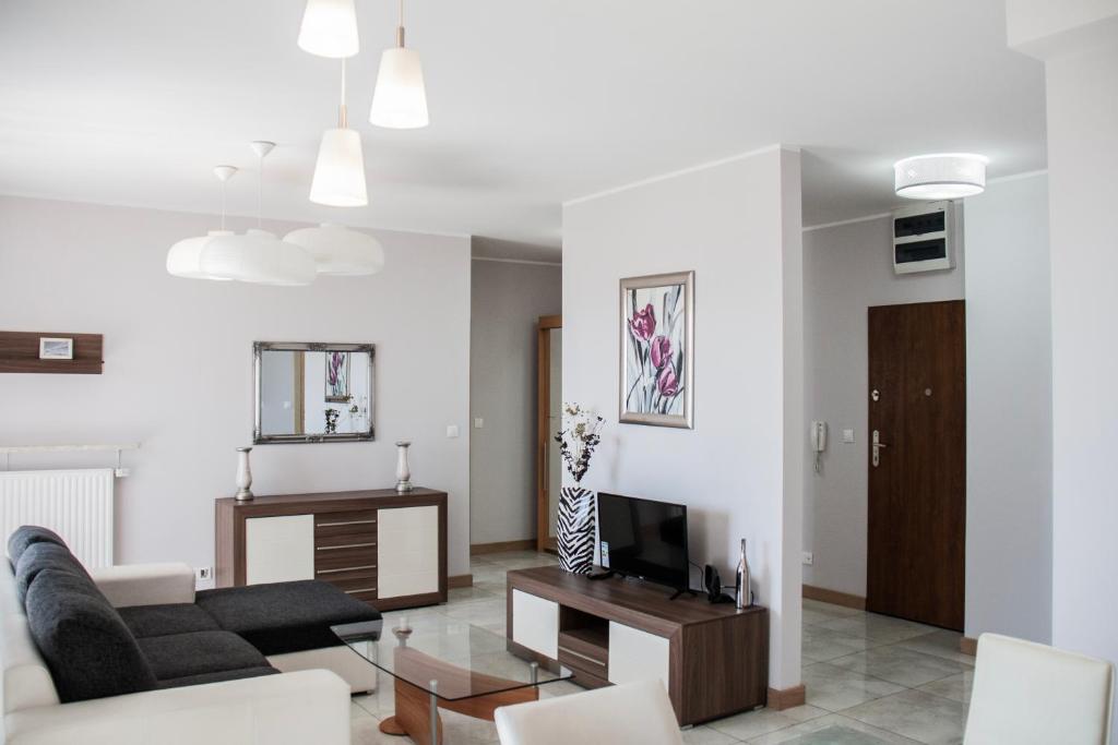 Televízia a/alebo spoločenská miestnosť v ubytovaní Senator Warsaw Apartments