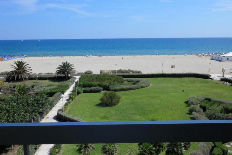 - Balcón con vistas a la playa en Studio face à la mer +terrasse+ parking, en Canet-en-Roussillon