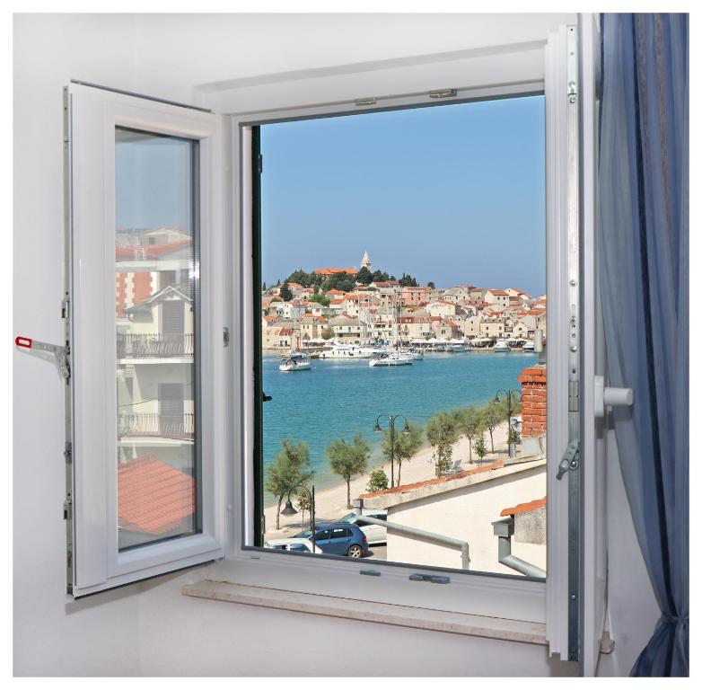 uma janela com vista para a água em Apartmani Petra em Primošten