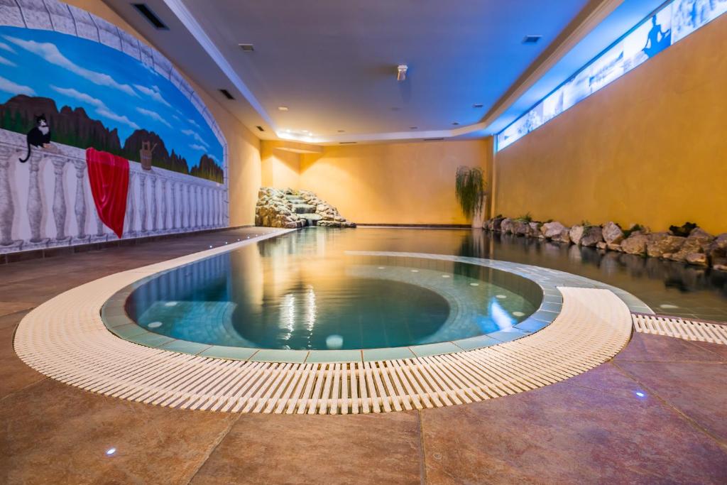 Bazén v ubytování Hotel St. Raphael nebo v jeho okolí