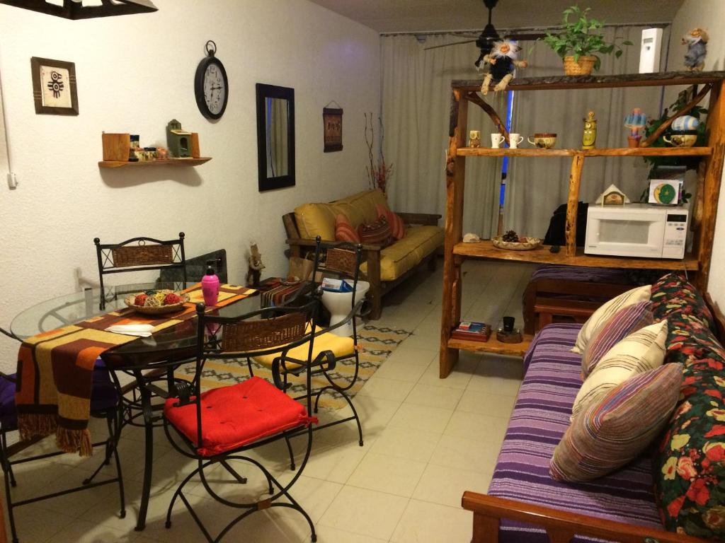 sala de estar con mesa y sofá en Playa Club en Miramar