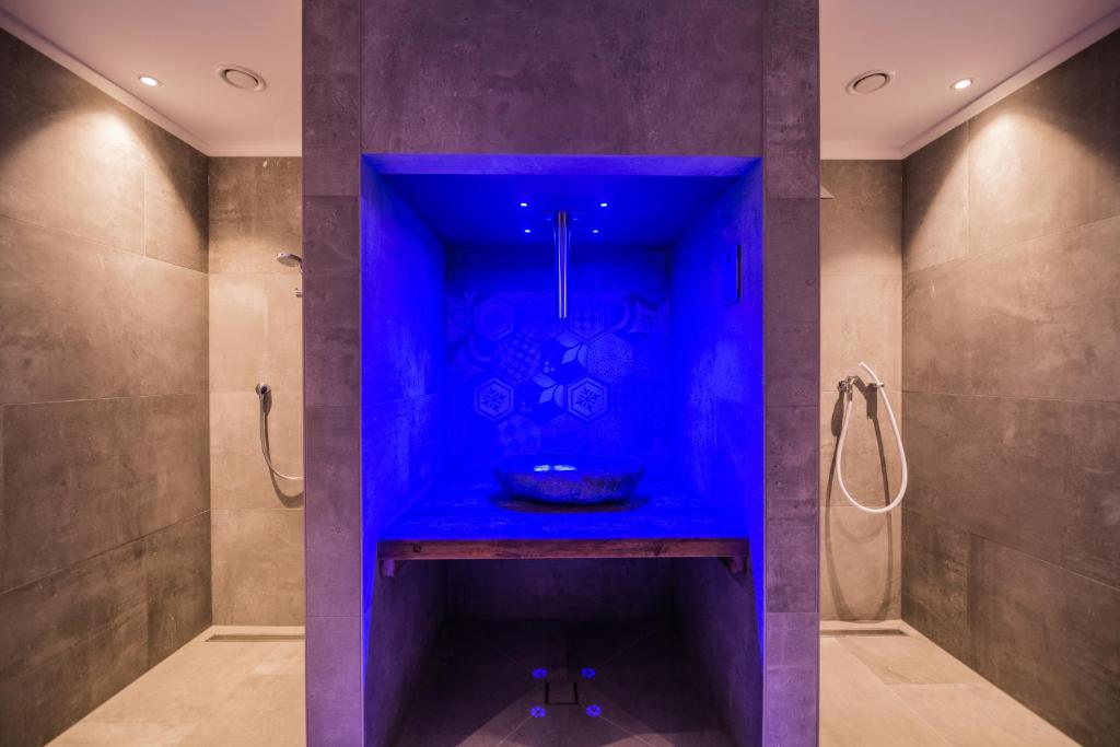 Koupelna v ubytování Helmhotel