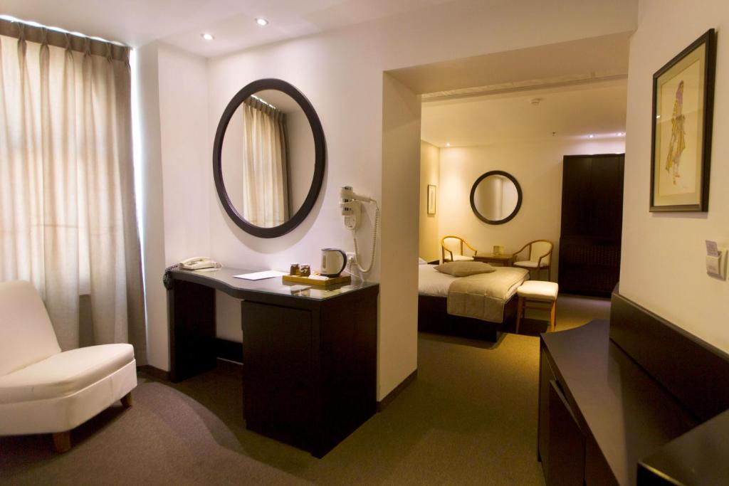 Postel nebo postele na pokoji v ubytování Golden Walls Hotel