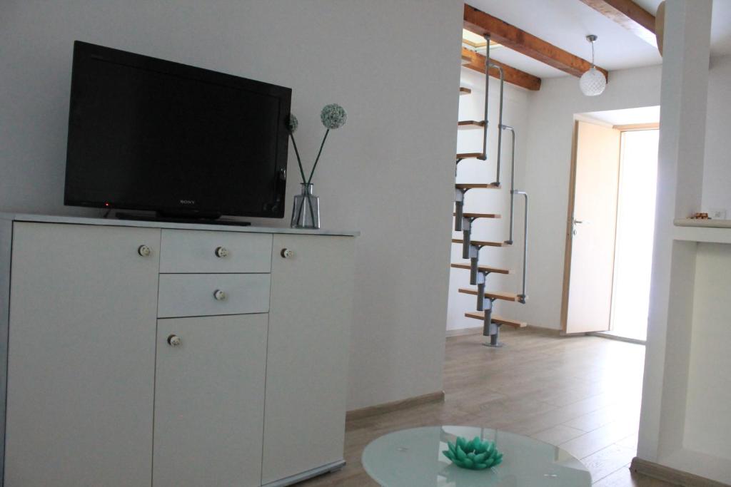 Televízia a/alebo spoločenská miestnosť v ubytovaní Apartments Platana