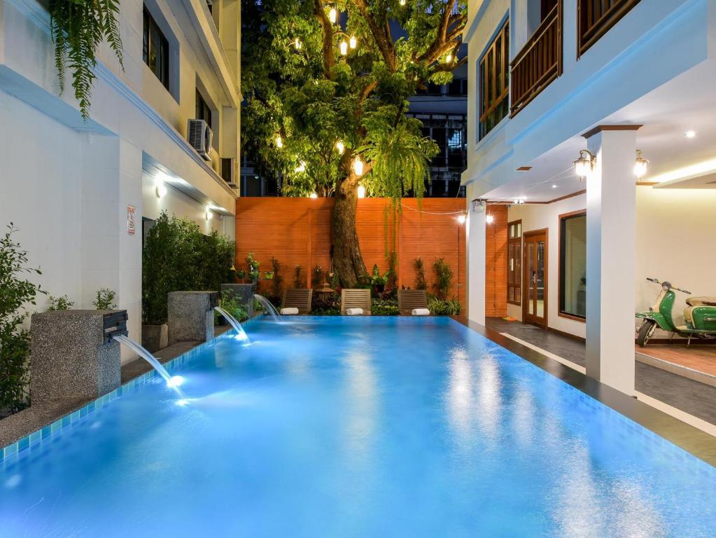 ein Schwimmbad in der Mitte eines Gebäudes in der Unterkunft Lanna Tree Boutique Hotel in Chiang Mai