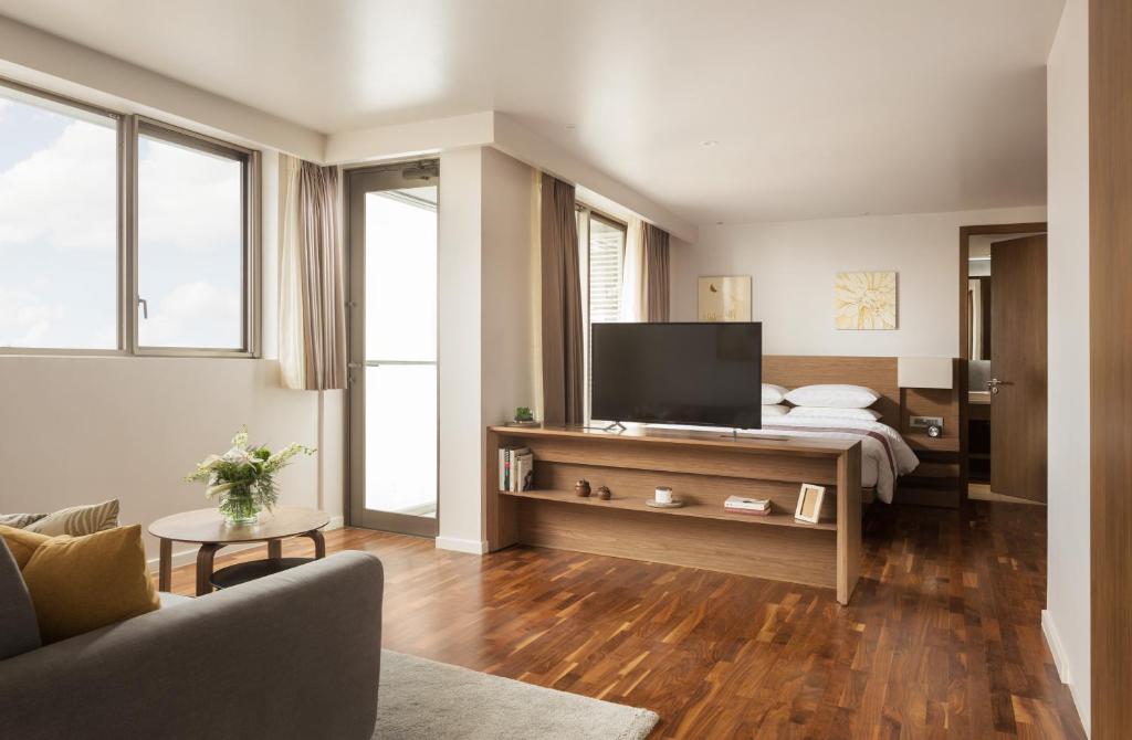 TV a/nebo společenská místnost v ubytování Hotel Emion Phnom Penh