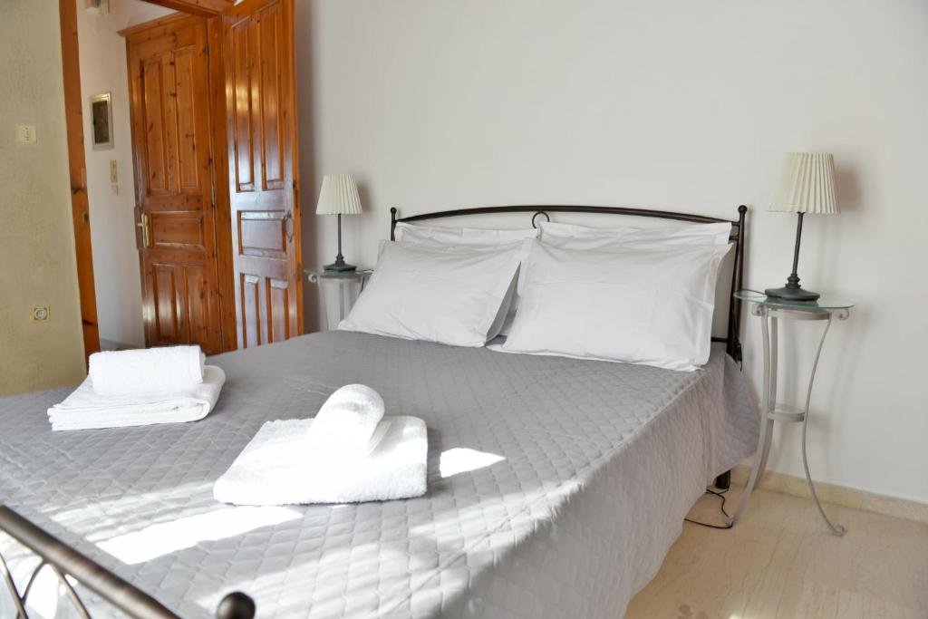 Posteľ alebo postele v izbe v ubytovaní Hydra Port Apartments-Serenity