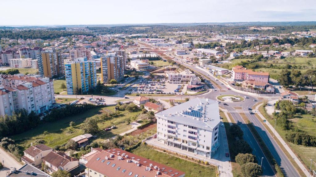 Nespecifikovaný výhled na destinaci Pula nebo výhled na město při pohledu z apartmánu