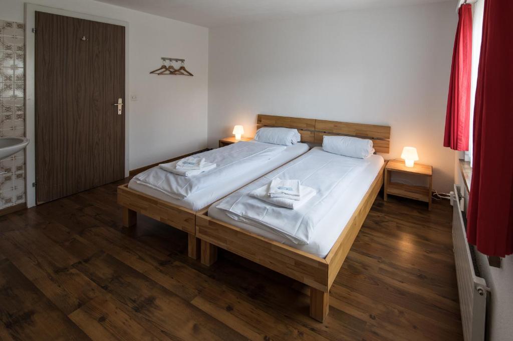 Postel nebo postele na pokoji v ubytování Berggasthaus Piz Calmot
