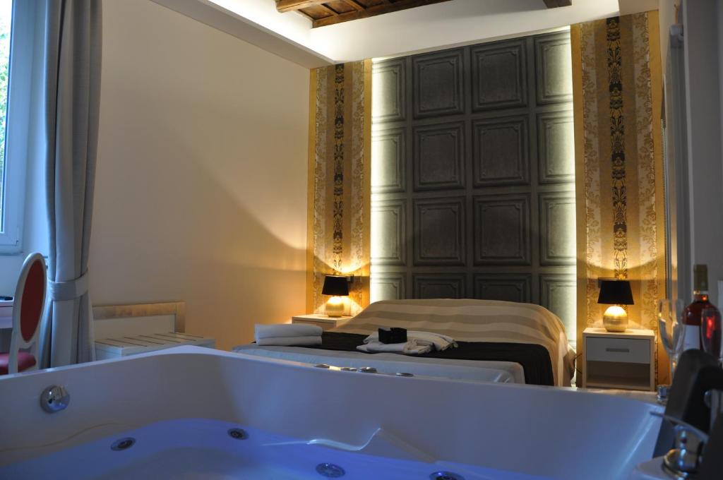 ローマにあるNavona Nice Roomのベッドの横にバスタブ付きのバスルーム