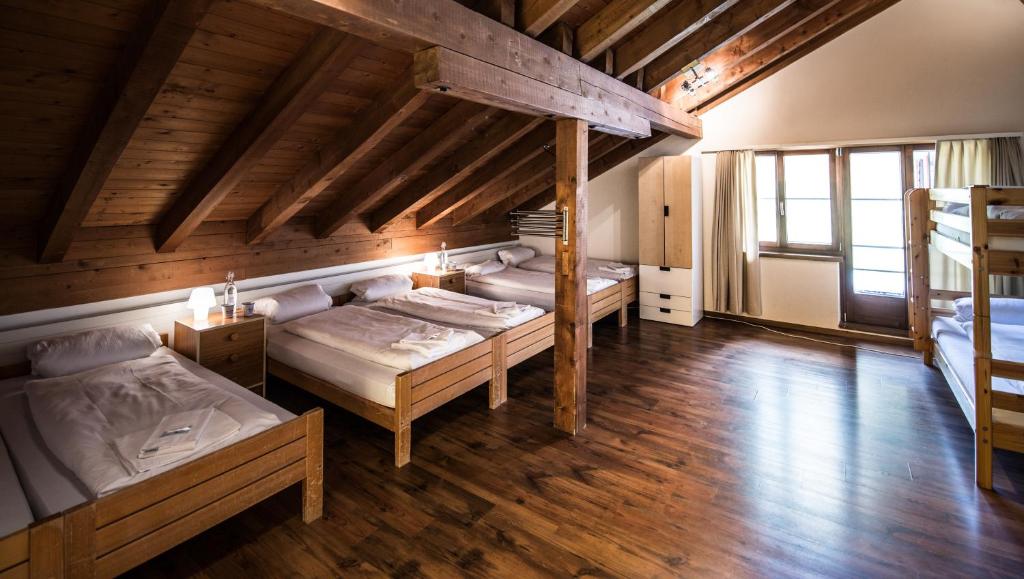Postel nebo postele na pokoji v ubytování Berggasthaus Piz Calmot