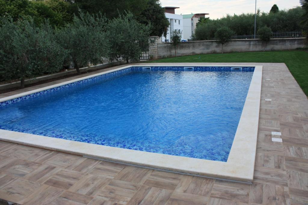 Bazén v ubytování AURA Residence nebo v jeho okolí