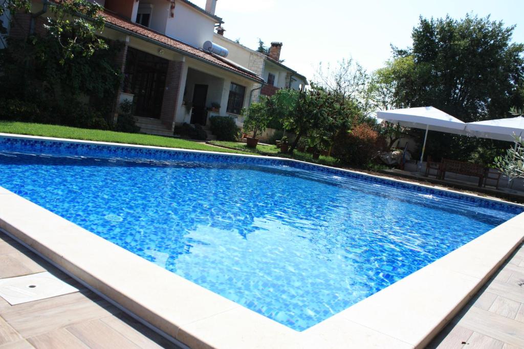 Bazén v ubytování AURA Residence nebo v jeho okolí