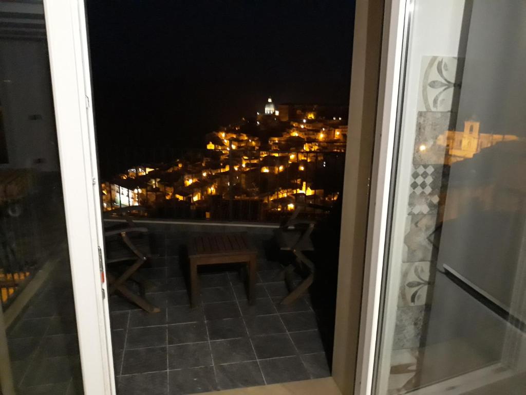 una finestra con vista sulla città di notte di Via Pezza 100 a Ragusa