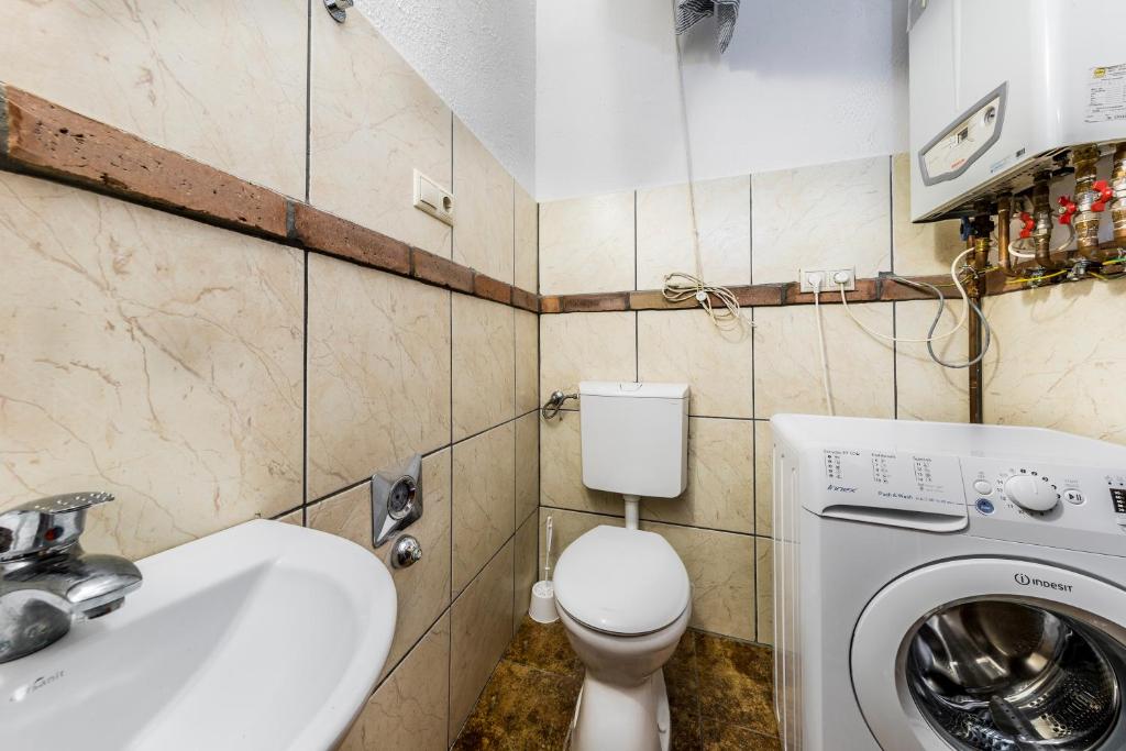 Koupelna v ubytování French Touch Apartment with Free Parking
