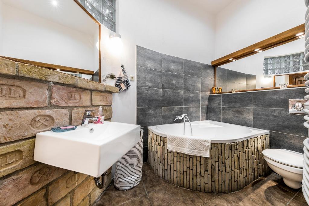 Koupelna v ubytování French Touch Apartment with Free Parking