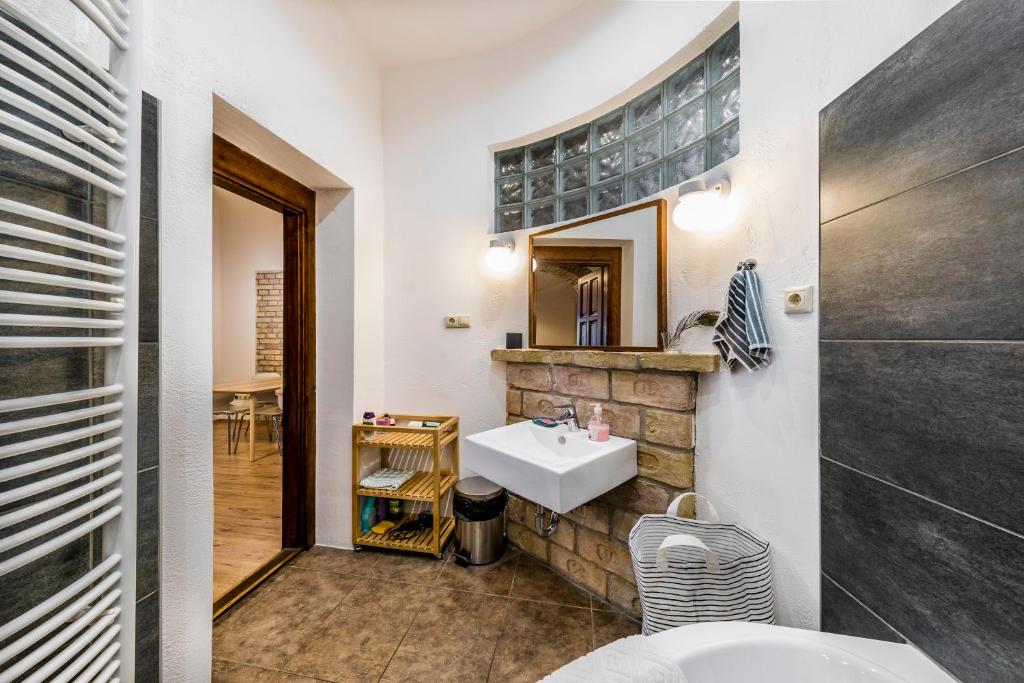Koupelna v ubytování French Touch Apartment with Free Parking