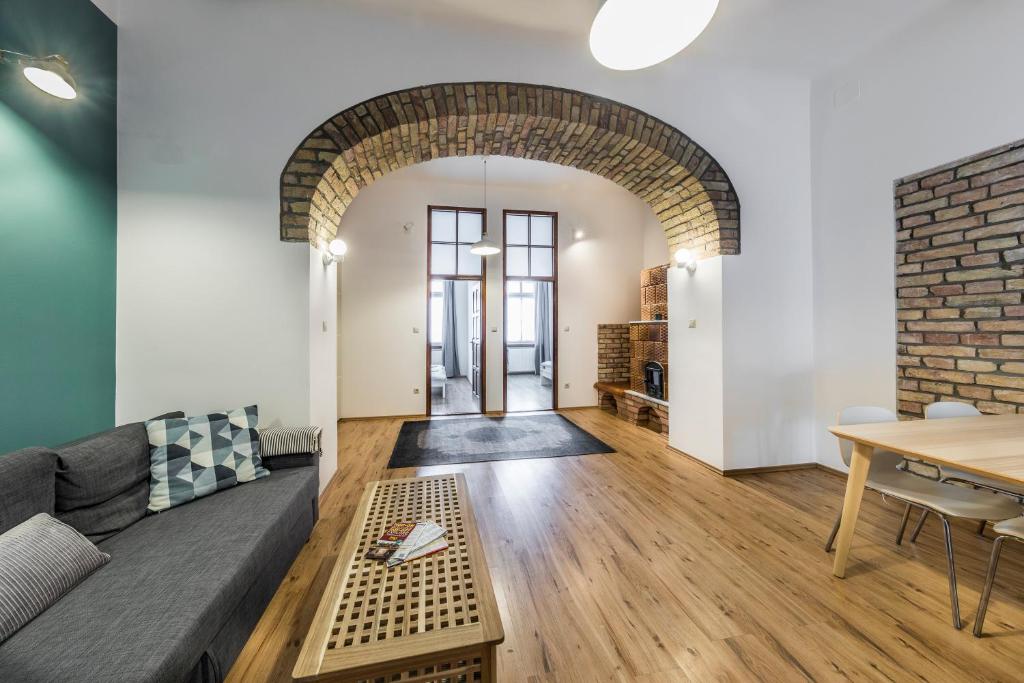 Posezení v ubytování French Touch Apartment with Free Parking
