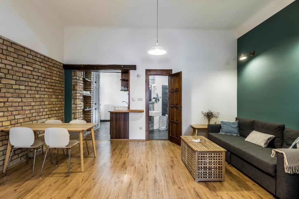 Posezení v ubytování French Touch Apartment with Free Parking