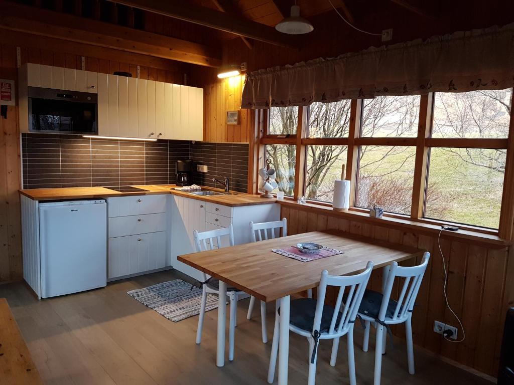 Kuchyň nebo kuchyňský kout v ubytování Ásólfsskáli Cottage