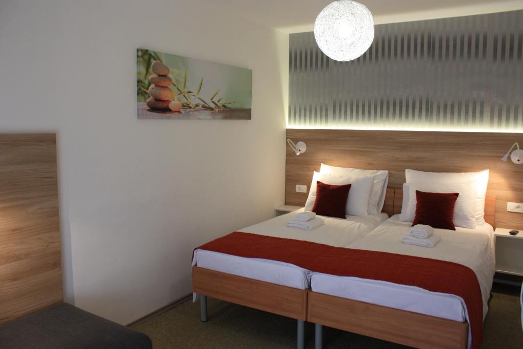 Postel nebo postele na pokoji v ubytování AURA Residence