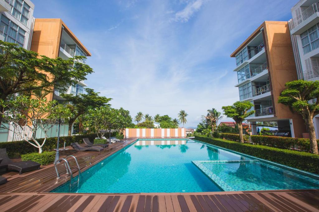 una imagen de una piscina en un edificio en At Seacondo-Studio-B26, en Klong Muang Beach