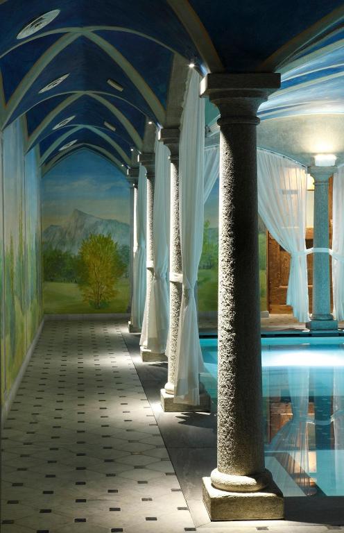Bazén v ubytování Hotel Miramonti nebo v jeho okolí