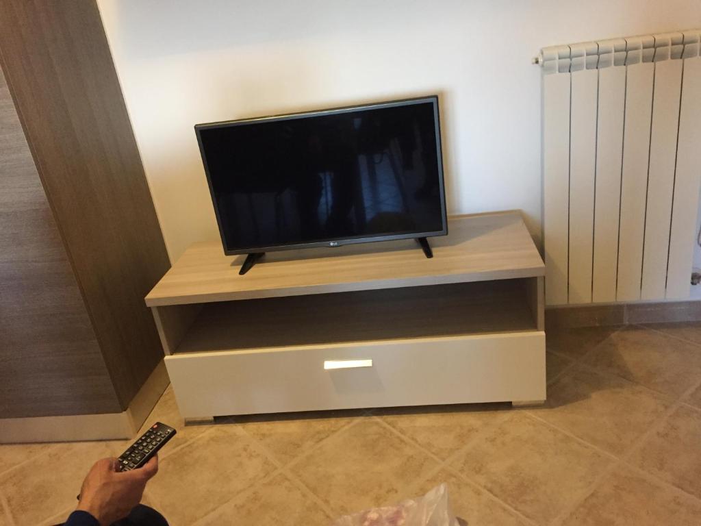 Televízia a/alebo spoločenská miestnosť v ubytovaní Salieri Apartment