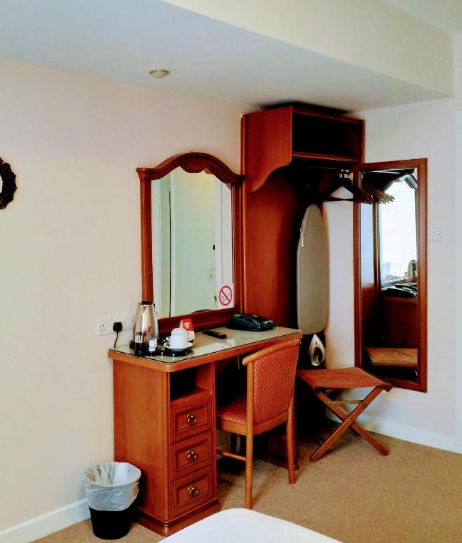 Thirteen On The Green - Eyre Square - Resim 43