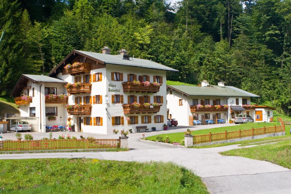 een groot wit huis met een hek ervoor bij Gästehaus Achental in Berchtesgaden