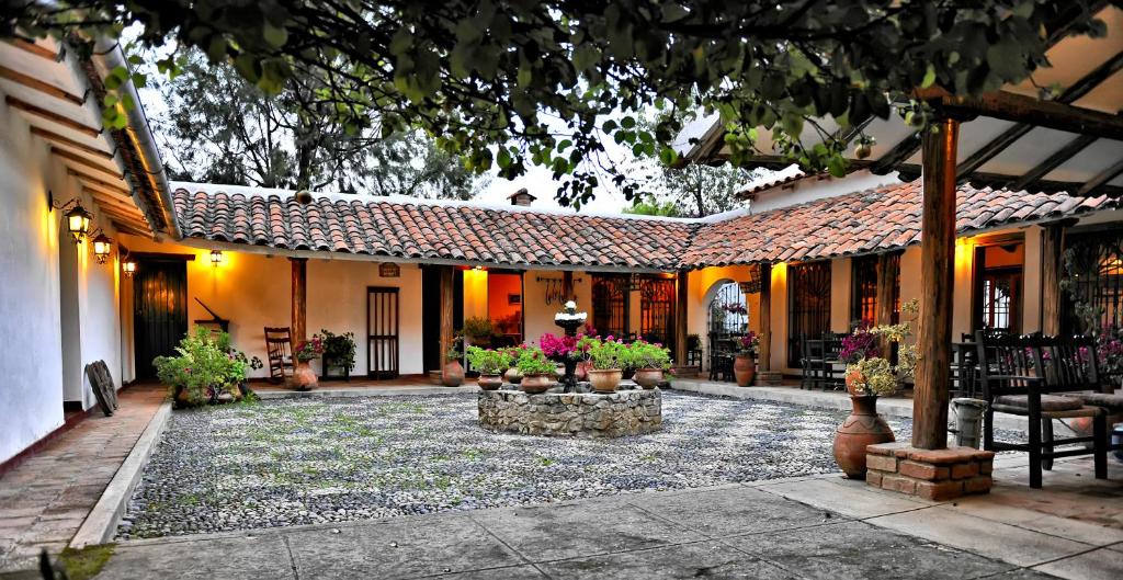 een binnenplaats van een huis met bloemen en planten bij Hotel el Patio de Monterrey in Huaraz