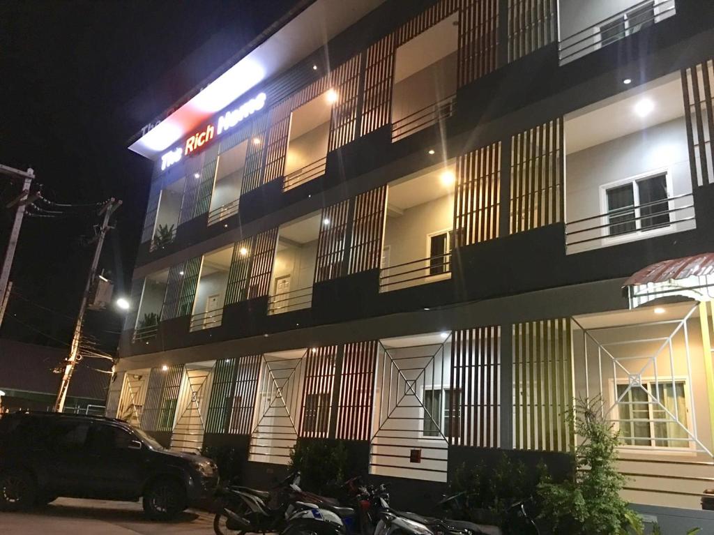 un edificio con un coche aparcado delante de él en The Rich Home, en Nakhon Ratchasima