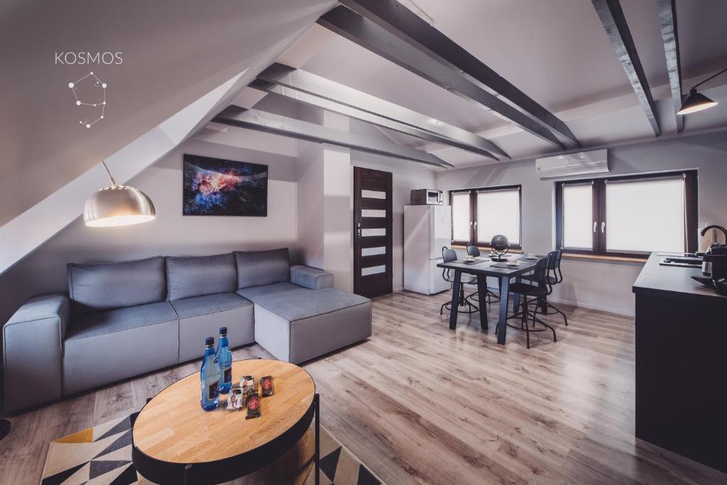 - un salon avec un canapé et une table dans l'établissement Kosmos 9 - Apartament Astro, à Toruń