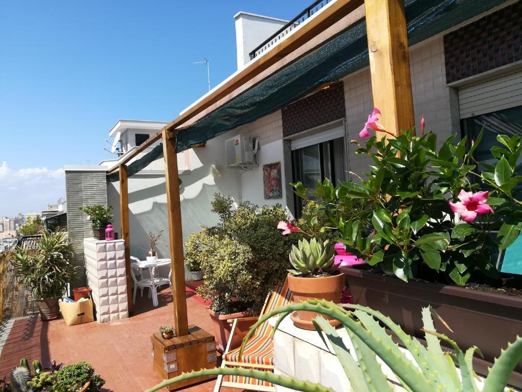 バーリにあるB&B La Terrazza Near The Beachの花植物家のバルコニー