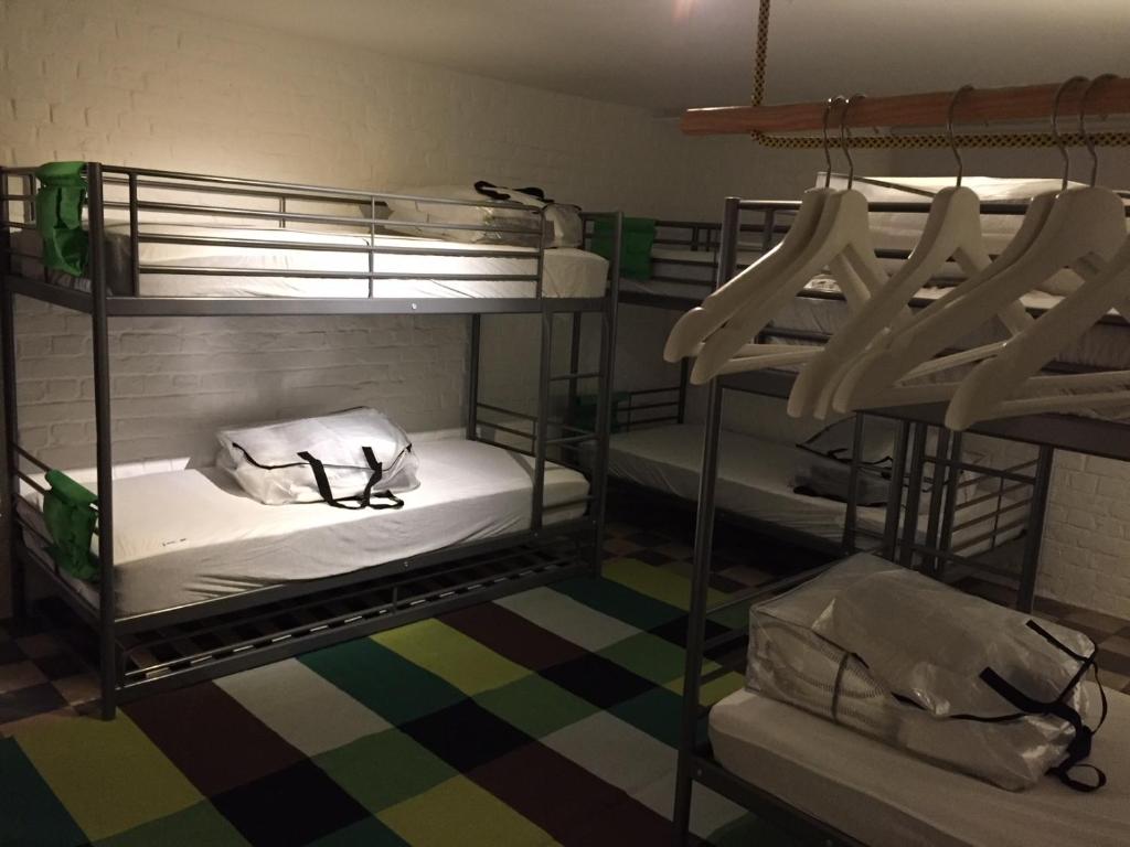 een groep stapelbedden in een kamer bij villa Suècia in De Panne
