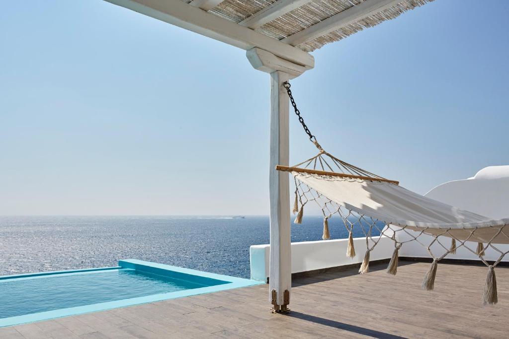 
בריכת השחייה שנמצאת ב-Kouros Hotel & Suites או באזור
