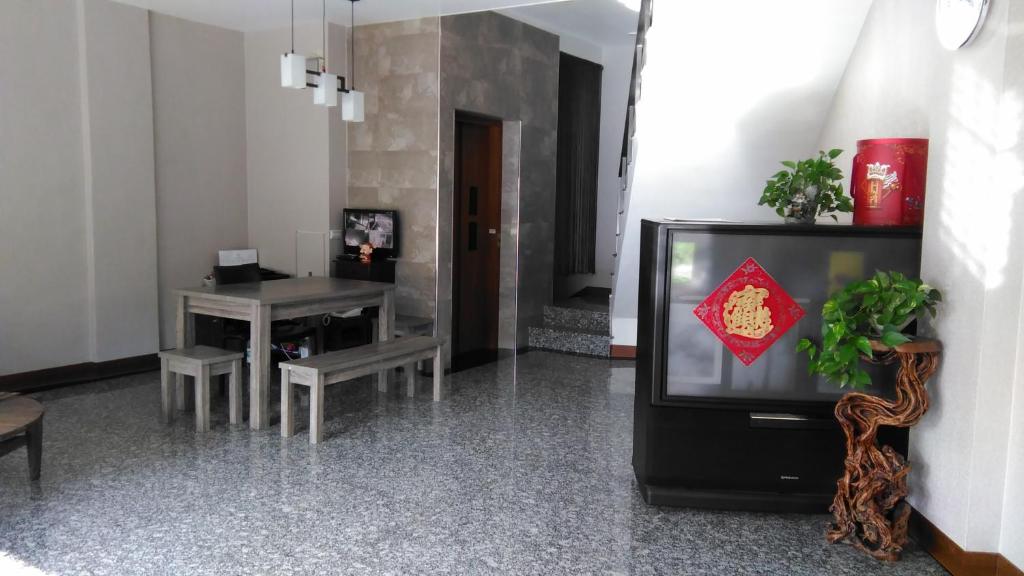 社長的家 في ليودونغ: غرفة معيشة مع تلفزيون وطاولة