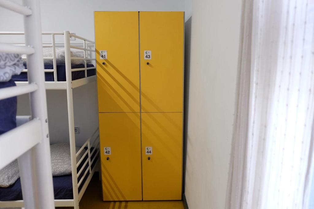 Poschodová posteľ alebo postele v izbe v ubytovaní Sleep Green - Certified Eco Youth Hostel