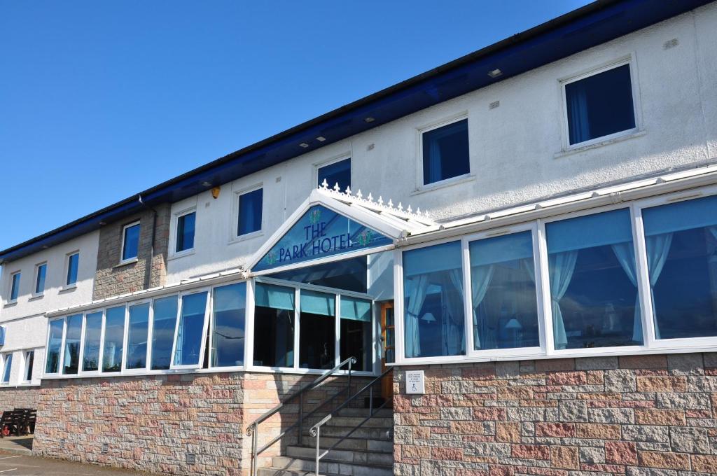 een gebouw met grote ramen aan de zijkant bij Park Hotel in Thurso