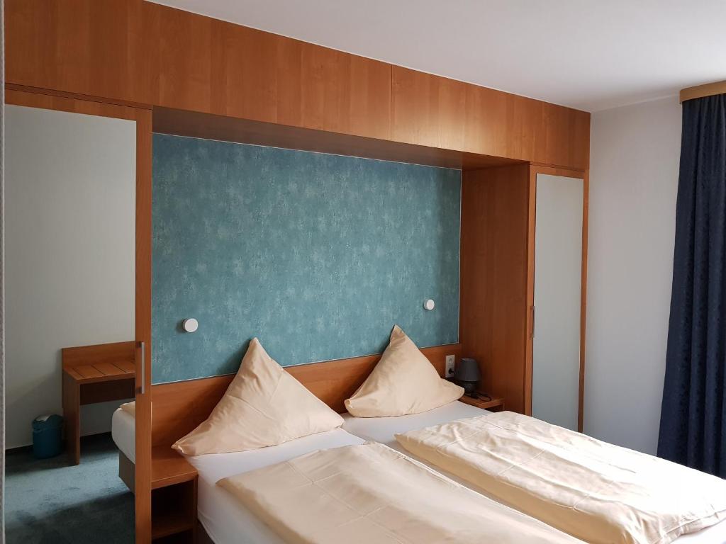 Postel nebo postele na pokoji v ubytování Kirchberg Hotel garni
